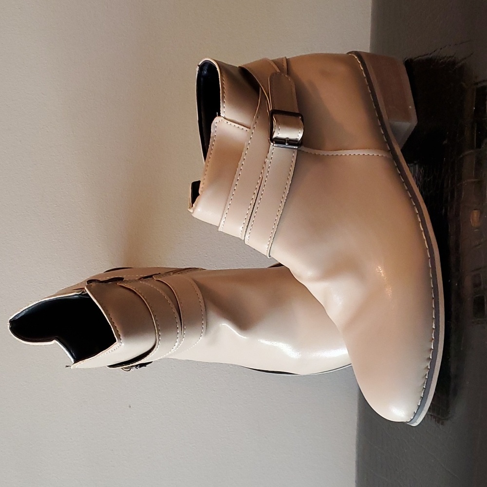 🌞  Beige faux leather booties
